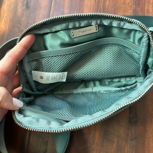 Lululemon Belt Bag 1L- BRAND NEW - Picture 3 of 5